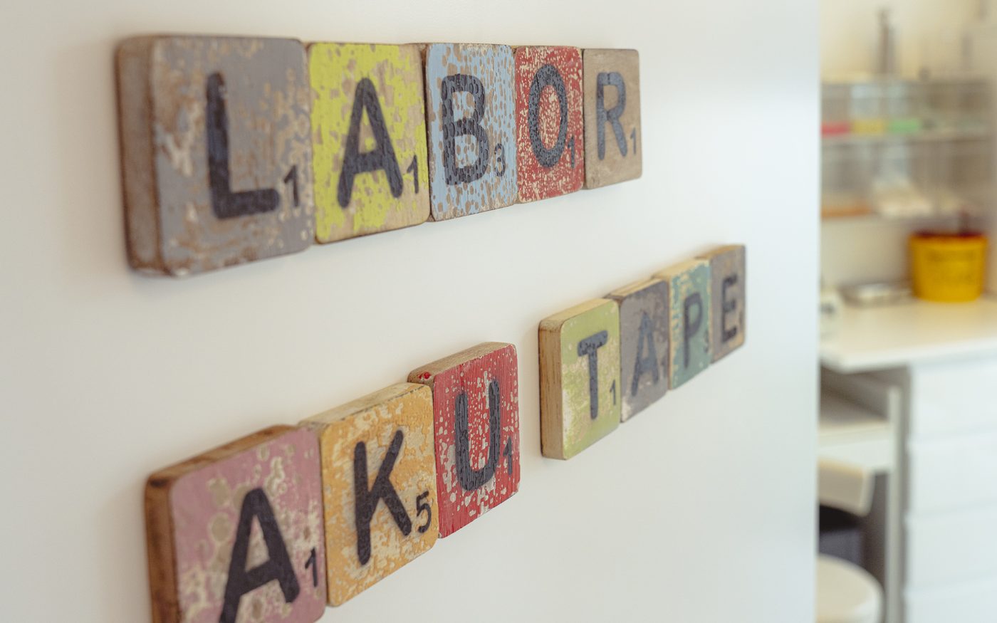 Bunte Holzbuchstaben an der Wand am Labor